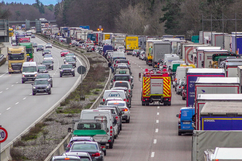 Die Polizei beobachtete anschließend, ob die Verkehrsteilnehmer die Rettungsgasse einhielten.