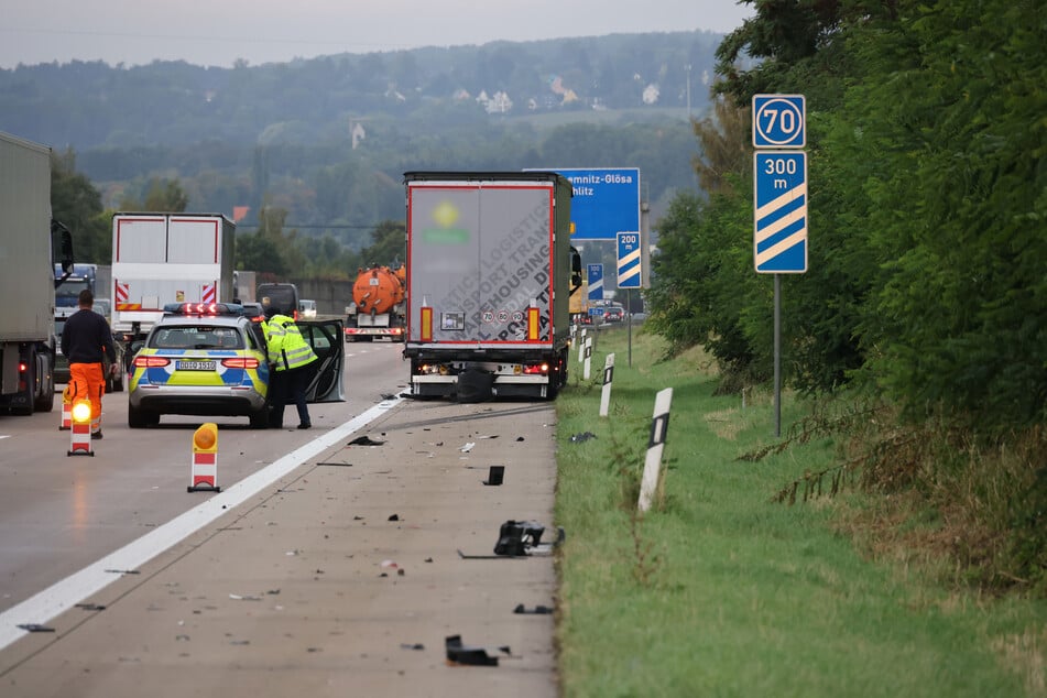 Auf der A4 in Chemnitz krachte es am Freitagmorgen gewaltig: Ein Transporter kollidierte mit dem Heck eines Lasters. Fahrzeugteile verteilten sich auf der Fahrbahn, zwei Spuren mussten anschließend gesperrt werden.