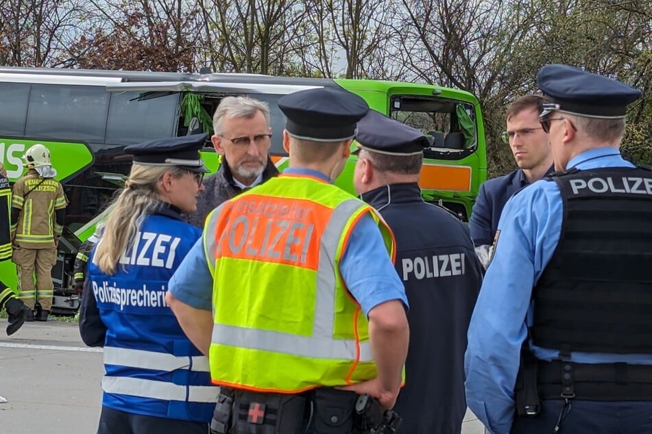 Innenminister Armin Schuster (62, CDU) verschaffte sich einen Überblick der Lage und sprach mit den Einsatzkräften vor Ort.