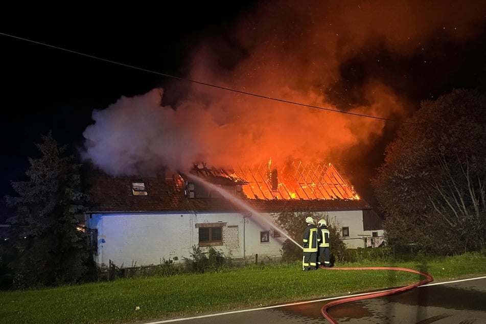 Ein Mehrfamilienhaus brannte in der Nacht im Harz.