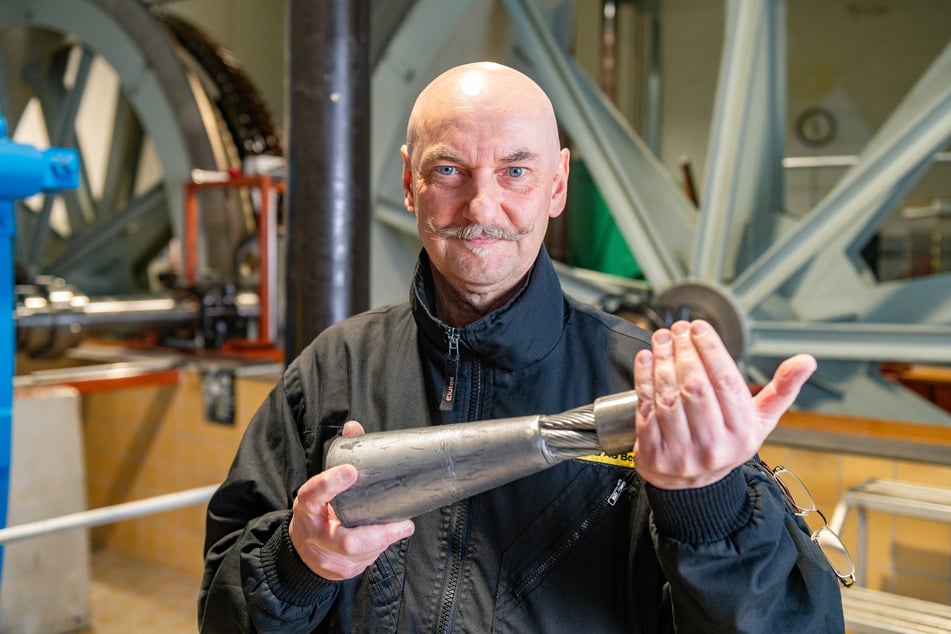 Laut Betriebsleiter Carsten Lauterbach (61) werden die Seilendstücke der Bahn täglich geprüft.