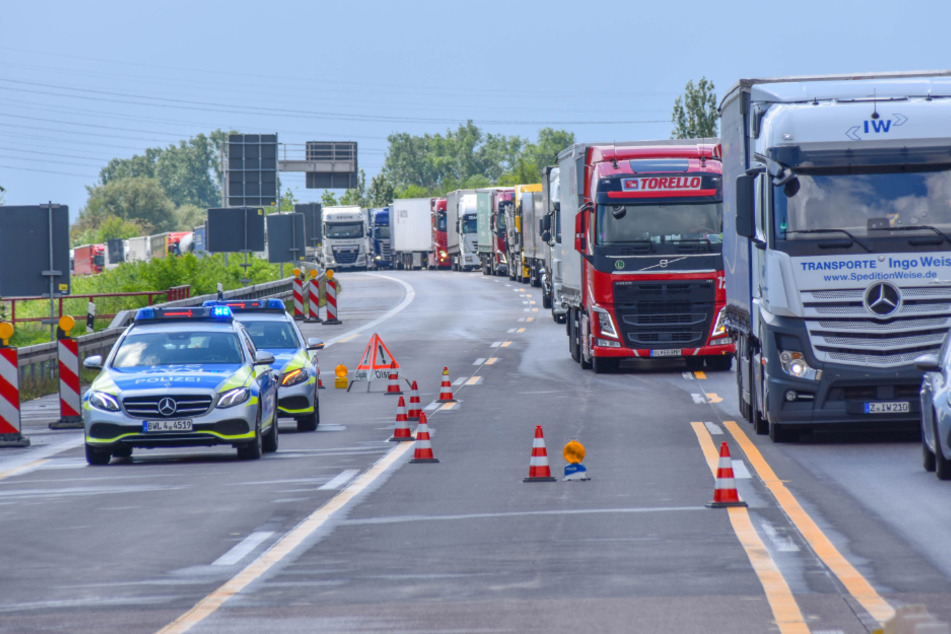 Die Polizei regelt an der Unfallstelle den Verkehr.