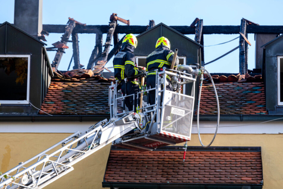 Feuerwehrmänner arbeiten am ausgebrannten Haus in Reisbach.