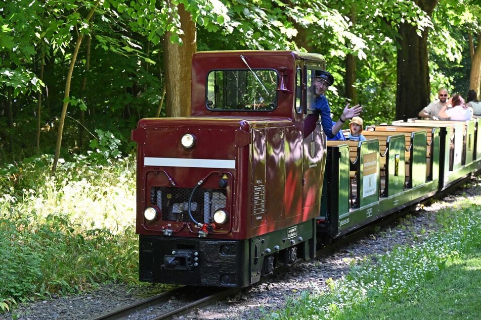Alle Mann einsteigen! Mit der Akku-Lok der "Parkeisenbahn Auensee" können Kinder und Jugendliche zum Kindertag bereits ab einem Euro eine Runde um den See drehen.
