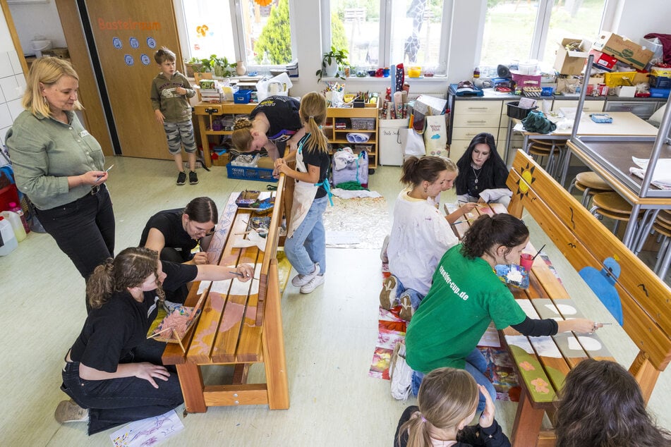 Zwei Bänke sind im Kinder- und Jugendhaus "Arche" gleichzeitig in Arbeit.