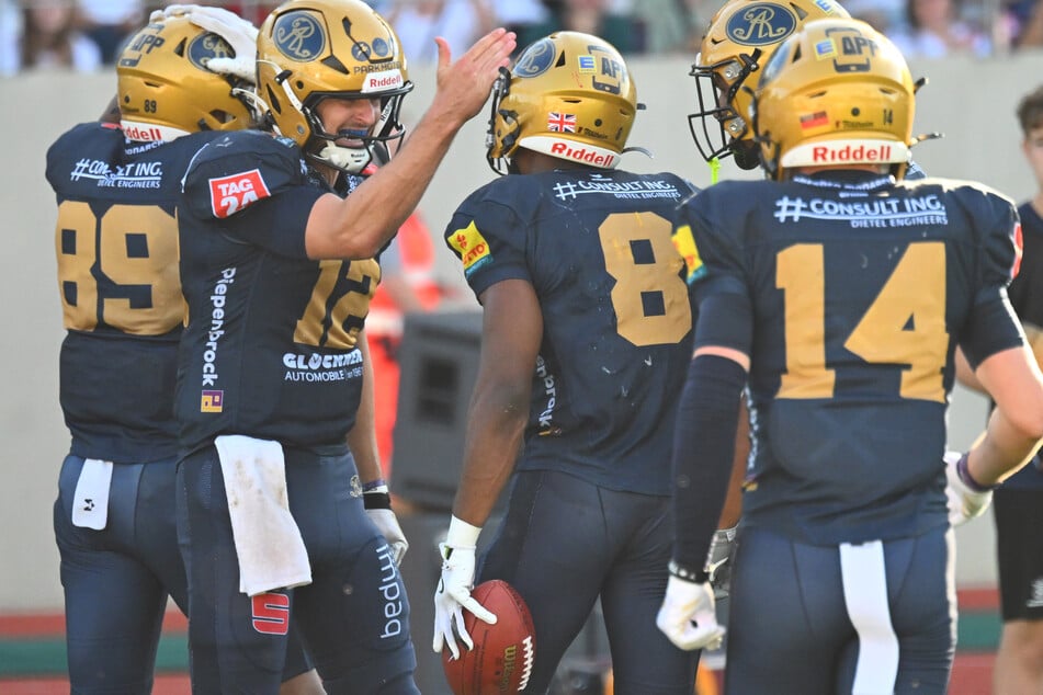In Halbzeit eins hatten Quarterback Justin Miller (2.v.l.) & Co. noch richtig viel Spaß.