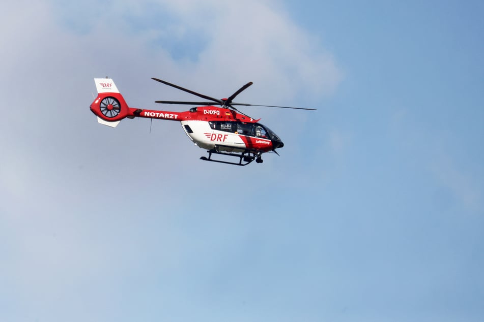Ein Polizeihubschrauber sucht in der Innenstadt nach dem vermissten Elfjährigen. (Symbolbild)
