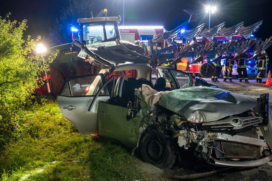 Der Toyota war beim Überholen in einen abbiegenden Traktor gekracht.