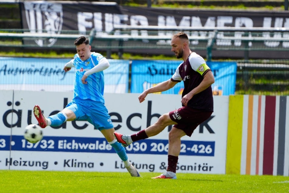 Eigengewächs Niclas Walther (l.) bestritt sein letztes Spiel im CFC-Trikot. Hier setzt er BFC-Kapitän Tobias Gunte unter Druck.