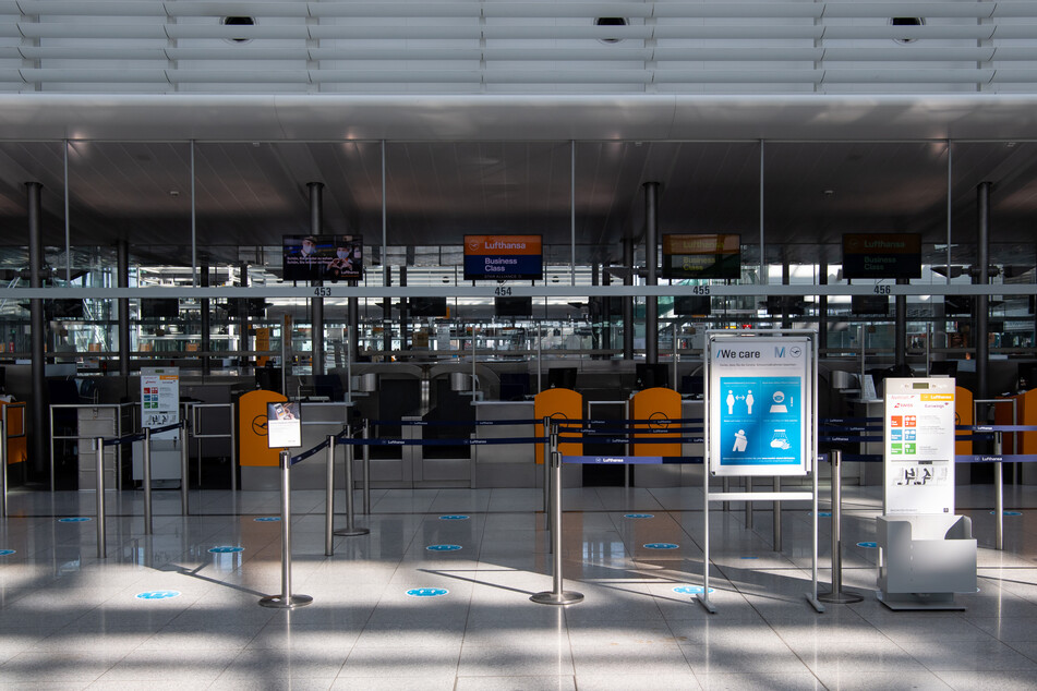 Ein Check-In Schalter der Lufthansa am Flufghafen München. Inzwischen zeigt sich hier wieder ein leichter Anstieg der Flugtätigkeit. So wurden seit Beginn der Osterferien wieder mehr Ziele aus München angeflogen.