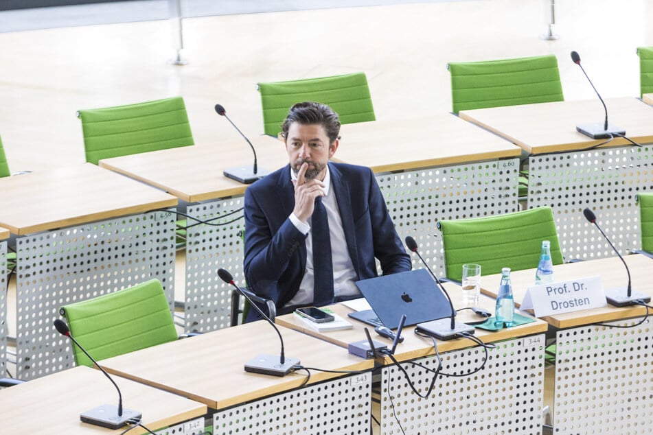 Allein auf weiter Flur war der Virologe Christian Drosten (52, Professor an der Berliner Charité) im Untersuchungsausschuss im Dresdner Landtag ganz und gar nicht. Er hatte wissenschaftliche Fakten zu nahezu allen Aspekten der Pandemie im Gepäck.