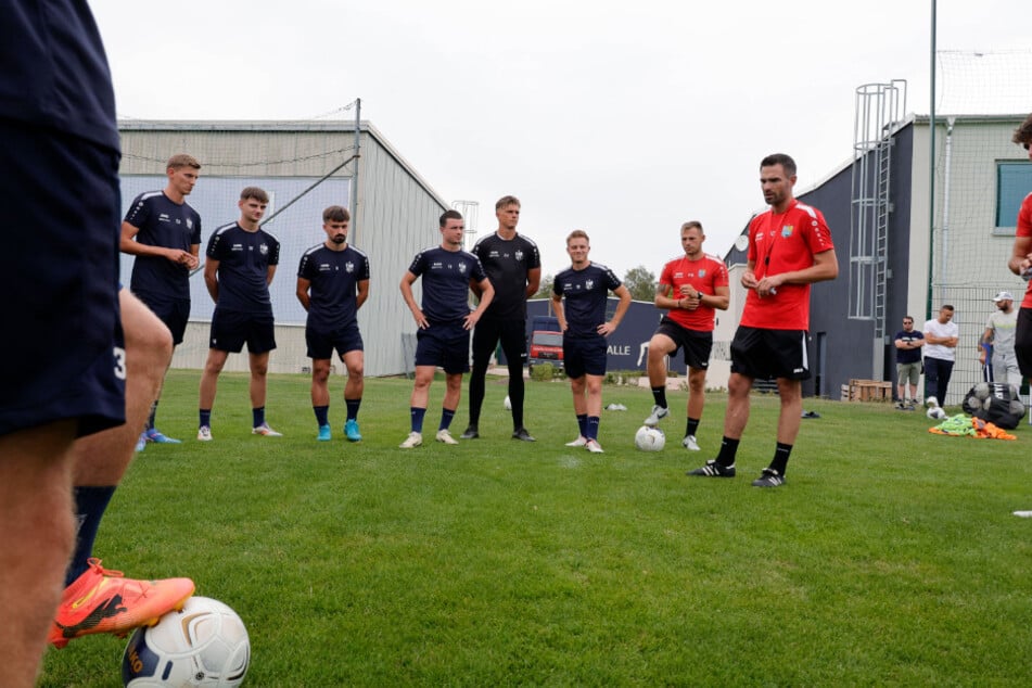 Ganze zwei Trainingseinheiten blieben Benjamin Duda (36, r.), um die Himmelblauen auf die heutige Partie gegen Chemie Leipzig vorzubereiten.