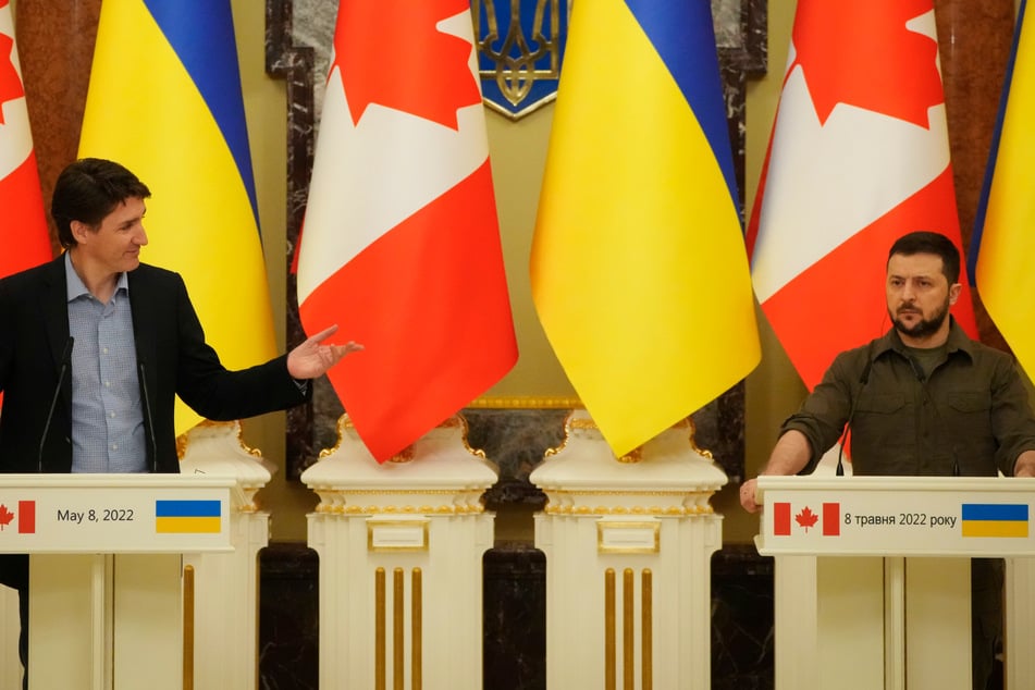 Der ukrainische Präsident Wolodymyr Selenskyj (r., 44) und Kanadas Regierungschef Justin Trudeau (50) nehmen an einer Pressekonferenz nach ihrem Treffen teil.