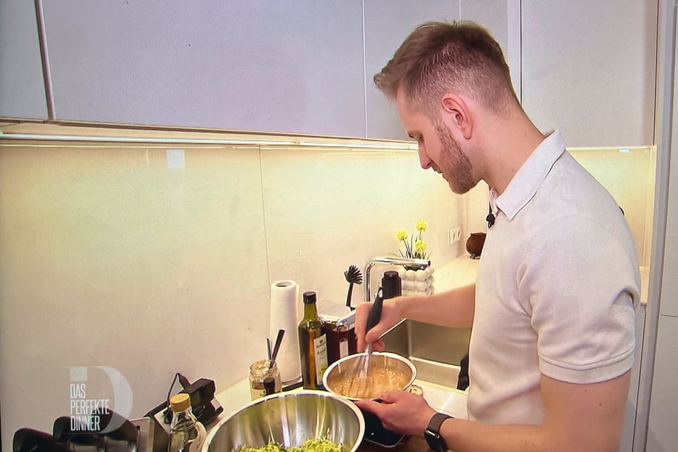 Protein-Kick im Dessert: Albert mischt dem Zucchinibrot-Teig Proteinpulver unter.