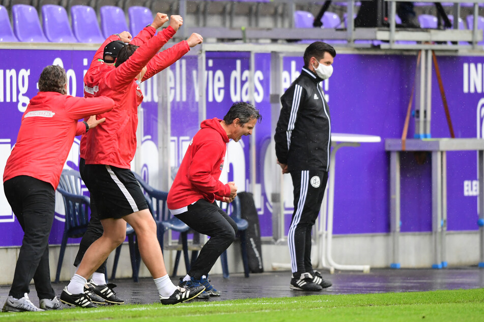 Freude pur auf der Auer Bank bei Dirk Schuster (2.v.r.) und Co.