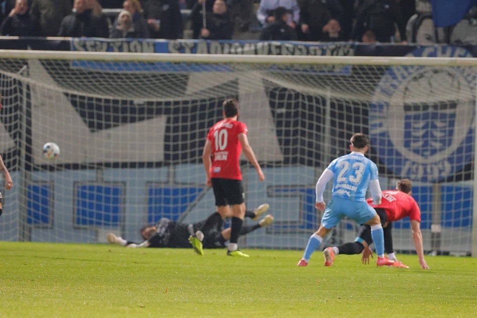 Mit diesem Direktschuss erzielte Maurizio Grimaldi (Nr. 23) am Freitagabend den 1:1-Ausgleich für den CFC.