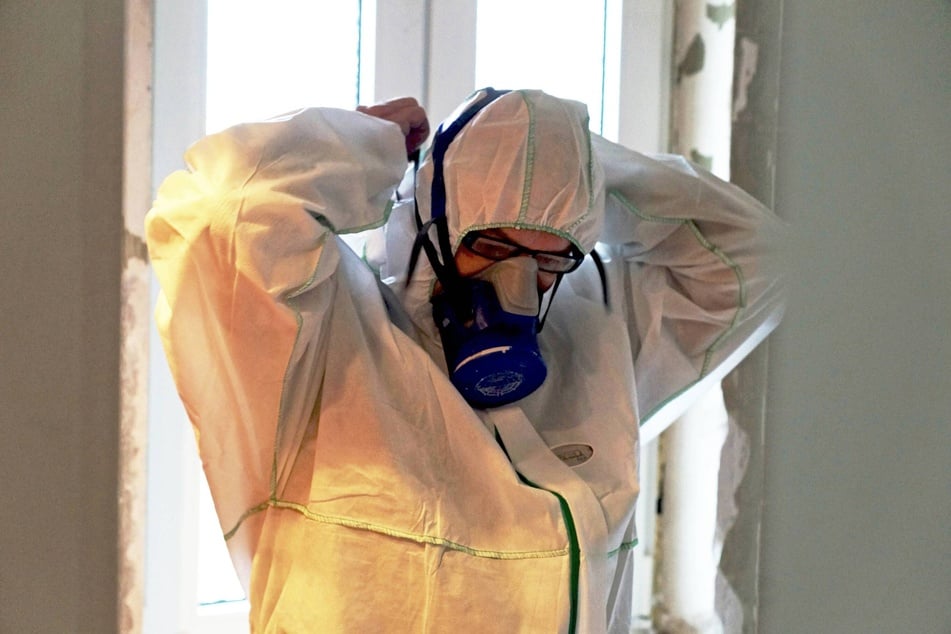 Die Beseitigung von asbesthaltigem Müll wird in der Regel von Spezialkräften in Schutzanzügen vorgenommen. (Symbolfoto)