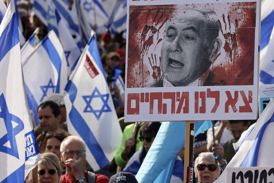 Thousands of Israelis rally for ceasefire deal: "Biden is our only hope"