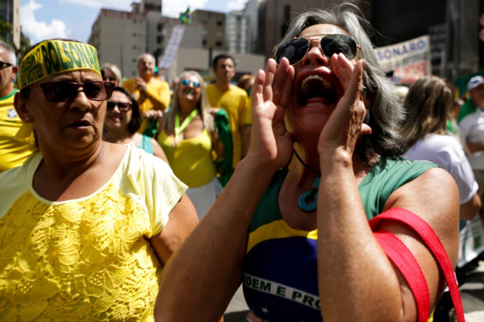 Anhänger von Brasiliens rechtsgerichtetem Präsidenten Bolsonaro bei einer Demonstration gegen den Kongress und für die Regierung.