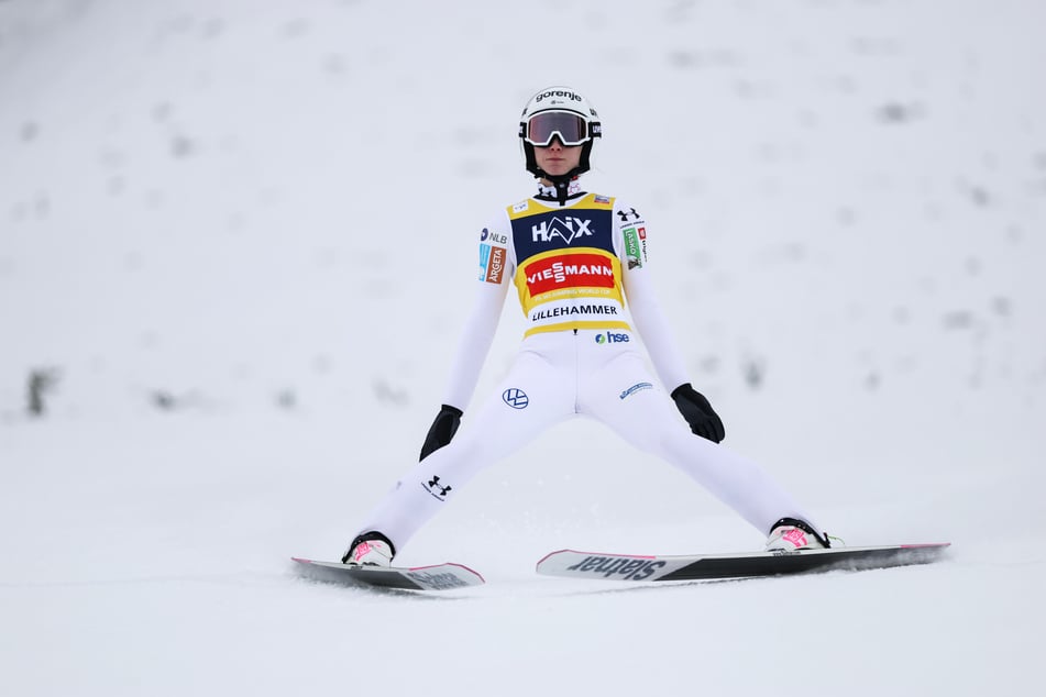 Nika Prevc (20) wurde nach ihrem Qualifikations-Sieg von Wisla disqualifiziert und verpasste das erste Springen.