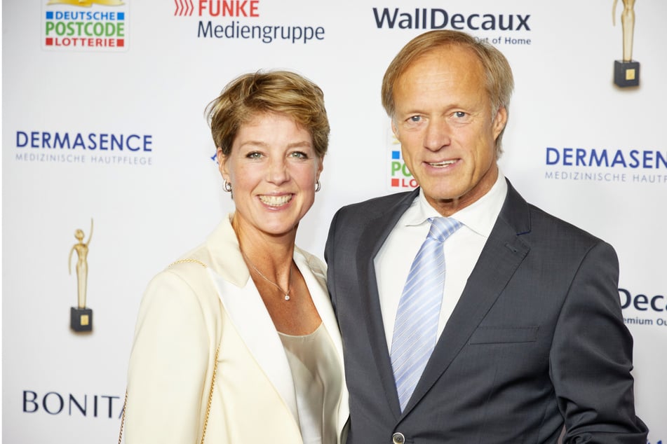 Gerhard Delling (66) se sienta junto a Christina Block (52) en el banquillo de los acusados.