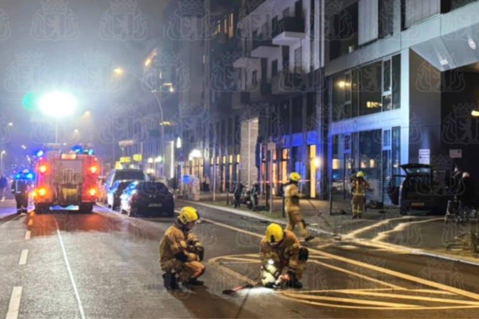 Das Auto ist nach rechts von der Straße abgekommen und gegen eine Hauswand gefahren.