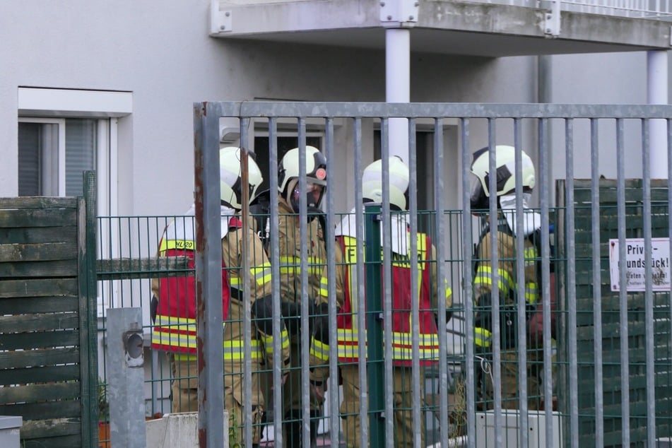 Unter Atemschutz betraten die Kameraden das Haus.