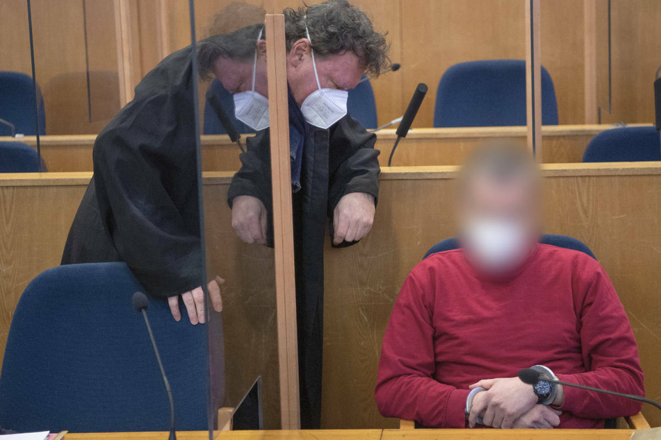 Die Frankfurter Staatsanwaltschaft fordert eine Haftstrafe von sieben Jahren und sechs Monaten für den Angeklagten im "NSU 2.0"-Prozess Alexander M. (r.).