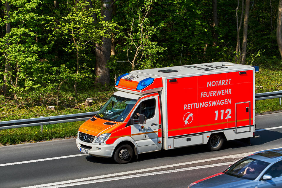 Schwerer Sturz: Rollstuhl-Fahrerin erleidet Knochenbruch bei Fahrt im Kranken-Transporter