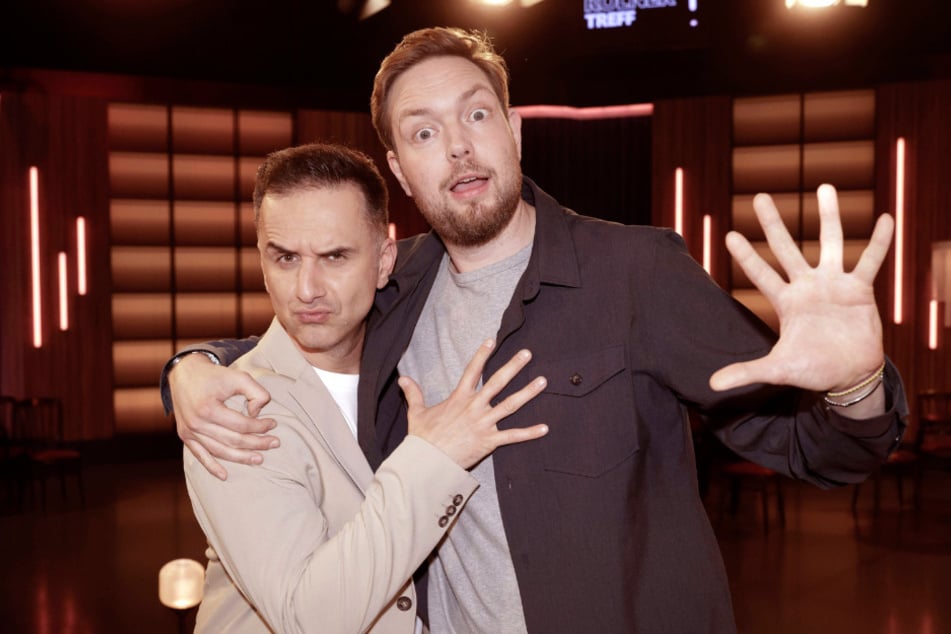 Zusammen mit Comedy-Kollege Özcan Cosar (45, l.) betreibt Bastian Bielendorfer (42) den Podcast "Bratwurst und Baklava".