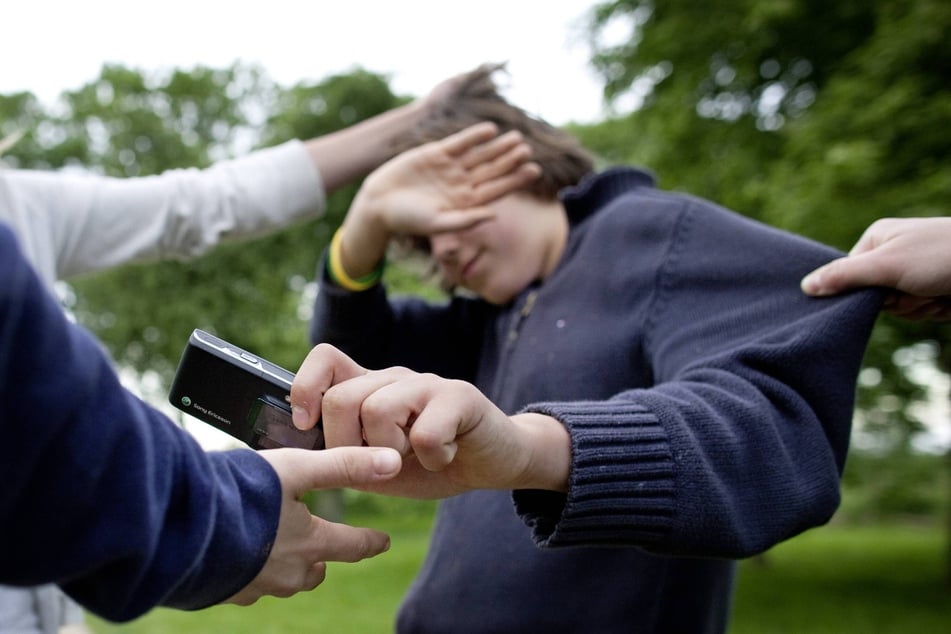 Einer schlägt, der andere klaut: So ähnlich ist der Raub abgelaufen. (Symbolbild)