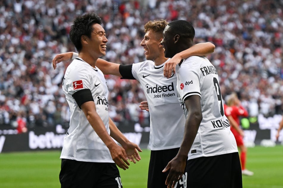 Daichi Kamada (26, l.), Jesper Lindström (22, M.) und Randal Kolo Muani (23) zeigen derzeit starke Leistungen für Eintracht Frankfurt. Einer von ihnen wird von einem Londoner Klub umworben.