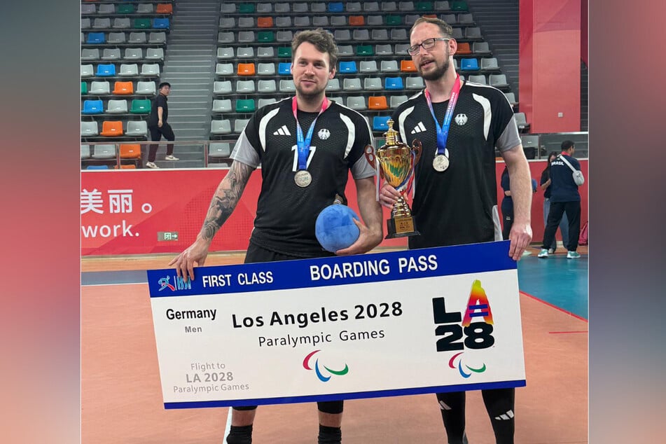 Rouven Schetelich (31, l.) und Oliver Hörauf (29) präsentieren ihre Medaillen und das gelöste Ticket nach Los Angeles.