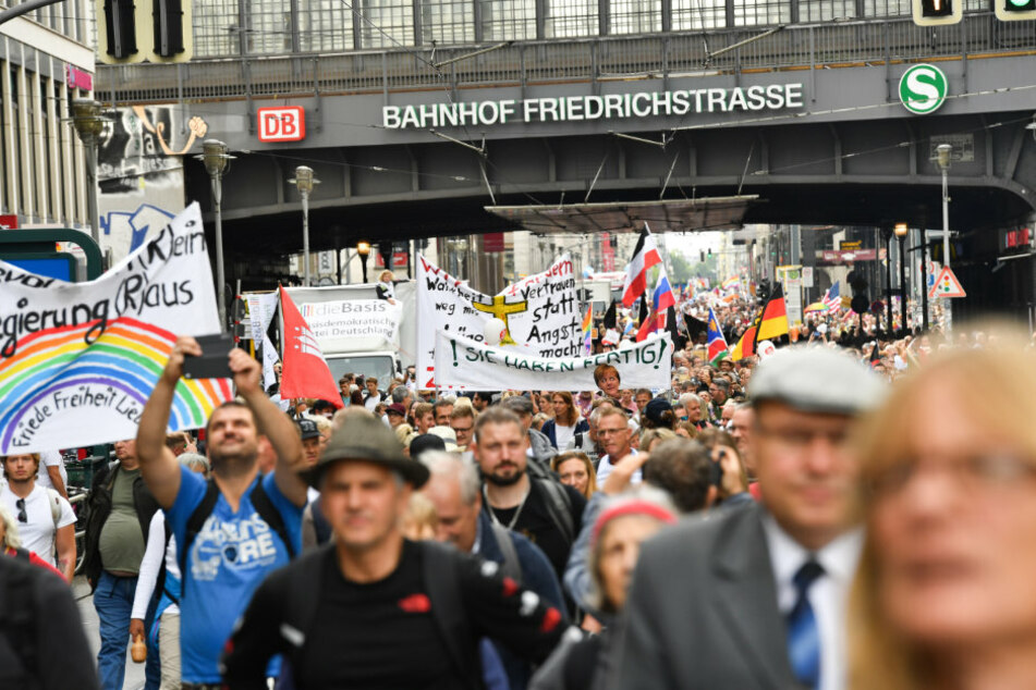Teilnehmer sammeln sich in der Friedrichstraße zu einer Demonstration gegen die Corona-Maßnahmen.