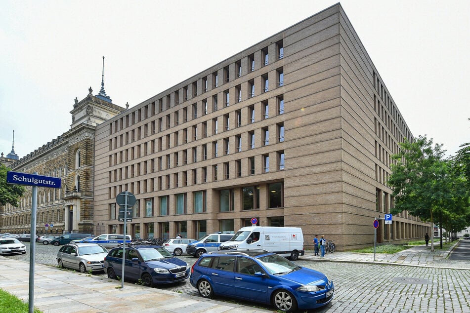 Am Amtsgericht Dresden wird dem 67-Jährigen der Prozess gemacht.