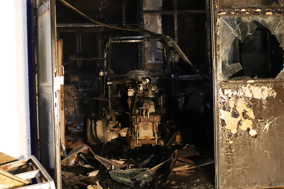 Wie dieses Foto zeigt, wurde der Innenraum der Werkstatt durch das Feuer völlig zerstört - die Polizei geht von einem Schaden von "über einer Million Euro" aus.