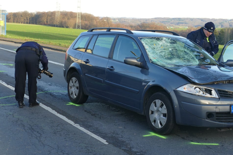 Renault knallt in Fußgängerin: 18-Jährige schwer verletzt - Scheibe völlig zerstört