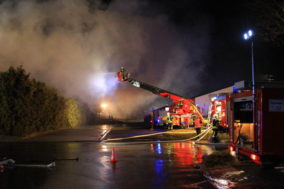 Am Dienstag war aus bisher unbekannten Ursachen Feuer in einer Lagerhalle für Fahrzeugteile in Mühlhausen ausgebrochen.