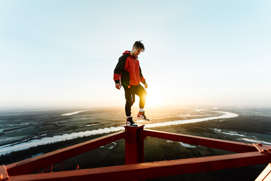 Lukas Arnold (25) aus Chemnitz ist bekannt für extreme Abenteuer: Er klettert auf Dächer, Funkmasten oder alte Eisenbahnbrücken.