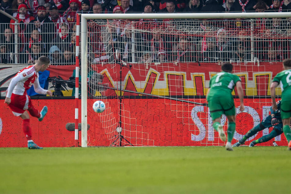 Andrej Ilic (l.) stellt aus elf Metern den Anschluss für Union Berlin her.