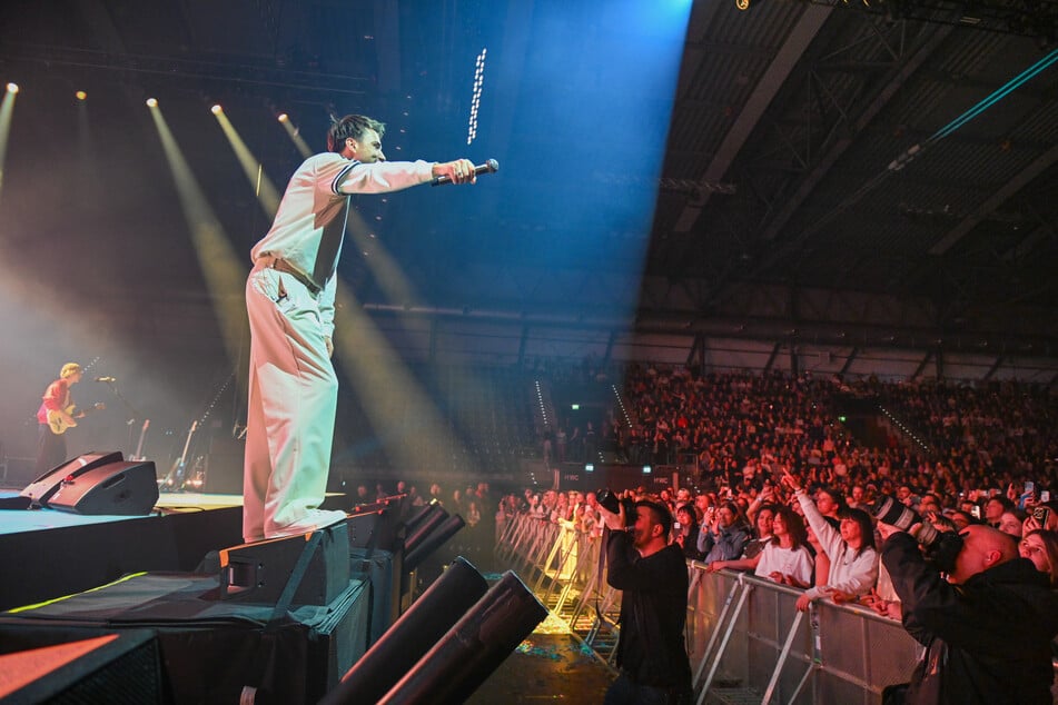 Immer wieder animierte der 45-Jährige das Publikum zum Mitmachen. Besonders bewegend wurde es beim Song "Ballon", als die Fans die Halle in ein Lichtermeer tauchten.