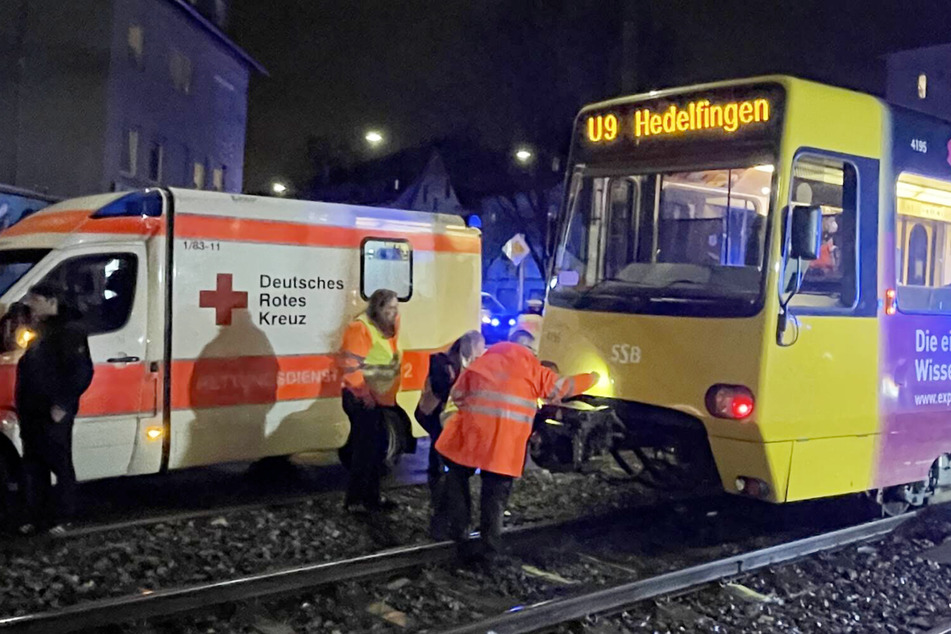 Von Stadtbahn erfasst! 20-jähriger Fußgänger schwer verletzt
