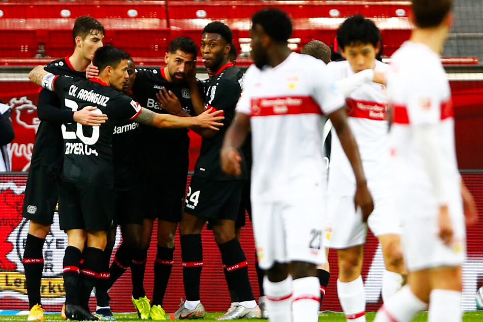 Neidisch blicken die VfB-Profis auf die jubelnden Leverkusener.