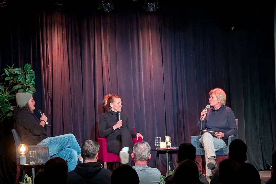 ZDF-Kommentatorin Claudia Neumann (61, r.) moderierte den Talk, Special Guest war die sportliche Leiterin der RB-Frauen, Viola Odebrecht (42, M.).