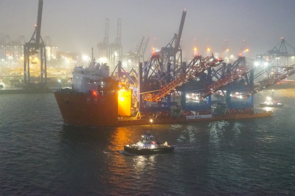 169 Meter lang und 32 Meter breit: Das Transportschiff "Zhong Ren 121" traf mit drei neuen Containerbrücken an Bord am Samstag in Hamburg ein.