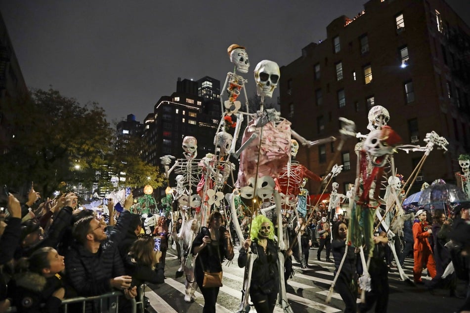 Verkleidete Menschen nehmen an einer Halloween-Parade teil.