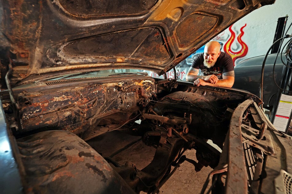 Denny Funke (43) zeigt den leeren Motorraum des Film-Chevy.