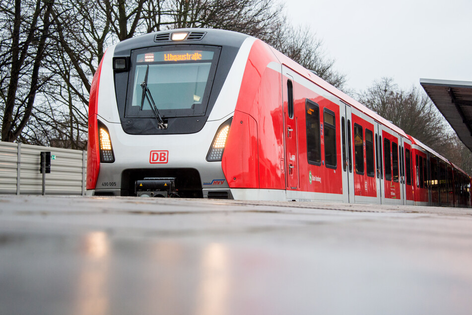 Der Mann wurde zwischen Zug und Bahnsteig eingeklemmt. (Symbolbild)