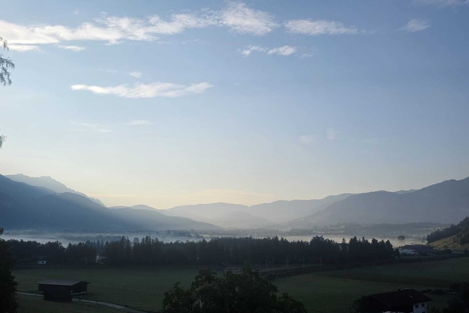 Frühnebel in Saalfelden. Am Montag stehen für die Spieler von RB Leipzig zwei Trainingseinheiten auf dem Plan.