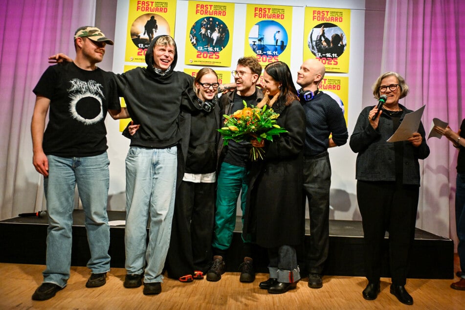 Carena Schlewitt (r.), Intendantin in Hellerau, hält die Laudatio auf das finnische Gewinner-Team.